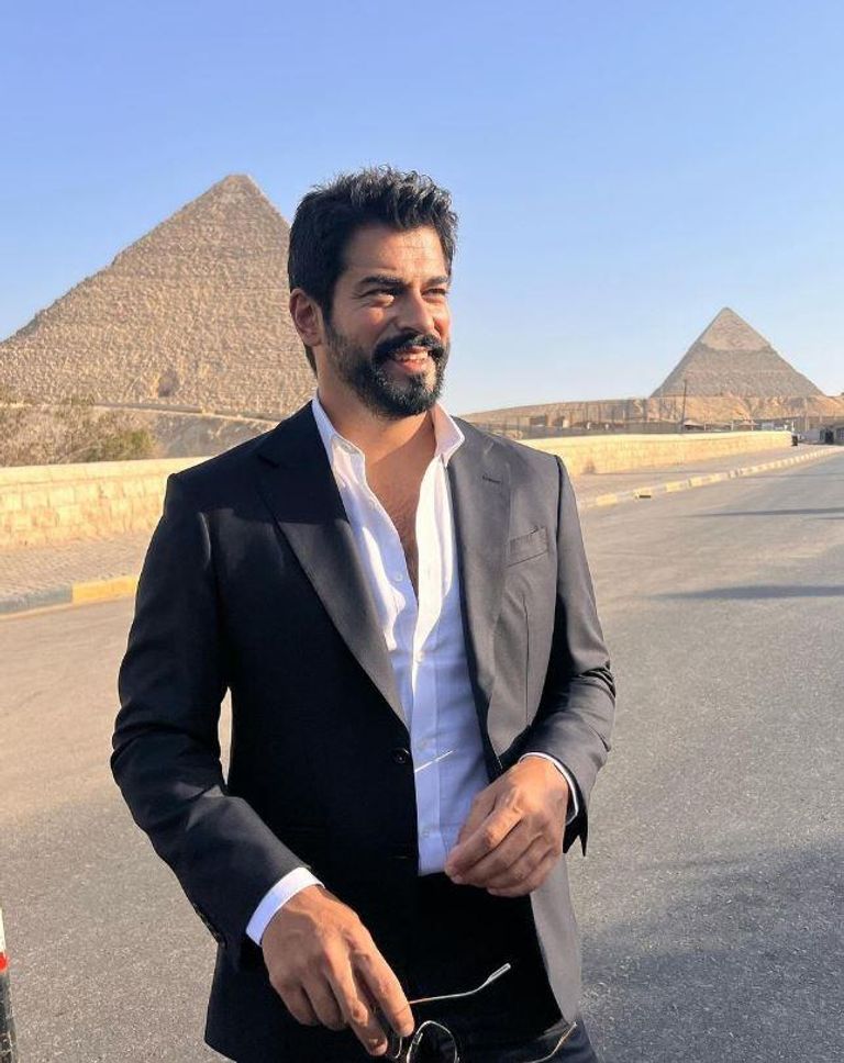 بوراك أوزجيفيت أمام الأهرامات