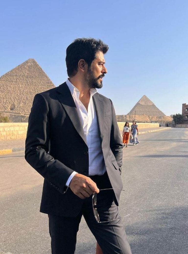 بوراك أوزجيفيت أمام الأهرامات