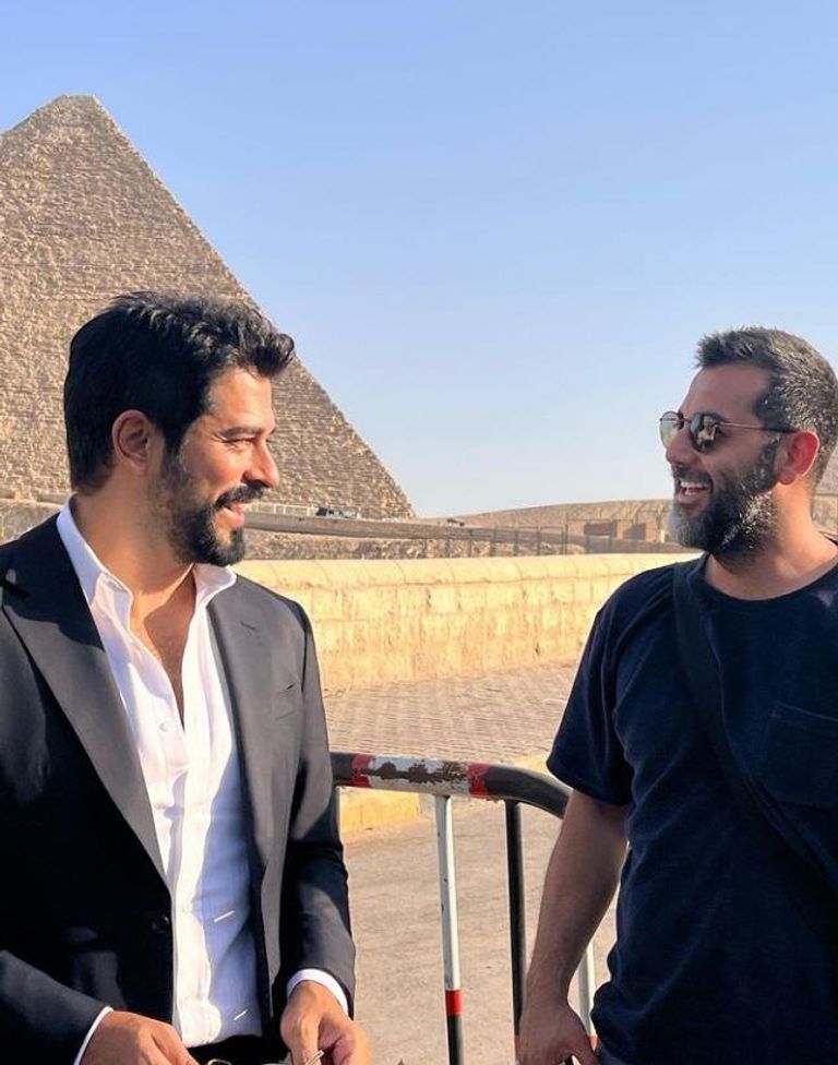 بوراك أوزجيفيت أمام الأهرامات