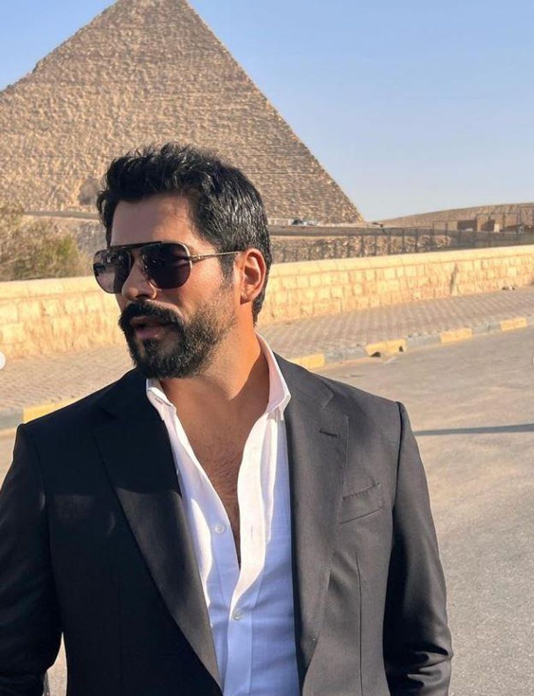 بوراك أوزجيفيت أمام الأهرامات