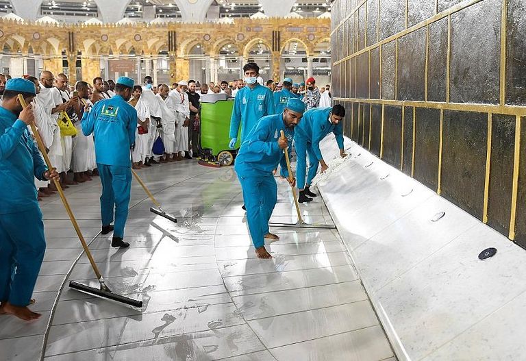 معتمرة تتناول الماء