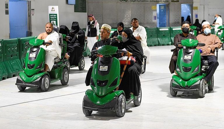 معتمرة تتناول الماء