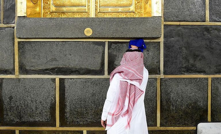 معتمرة تتناول الماء