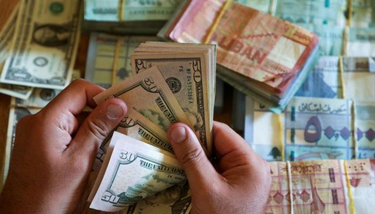 عملات لبنانية ودولار أمريكي - أرشيفية