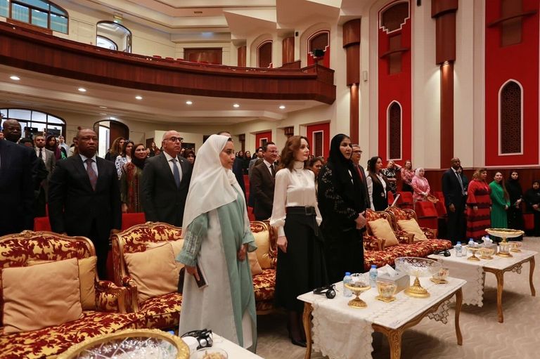 الشيخ محمد بن زايد آل نهيان مع فريق عمل