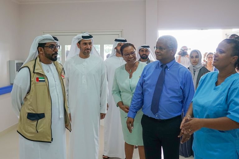 عضو فريق الإنقاذ الإماراتي تحمل طفلاً بعد انتشاله من تحت أنقاض الزلزال