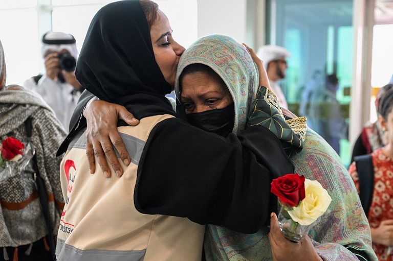 عضو فريق الإنقاذ الإماراتي تحمل طفلاً بعد انتشاله من تحت أنقاض الزلزال