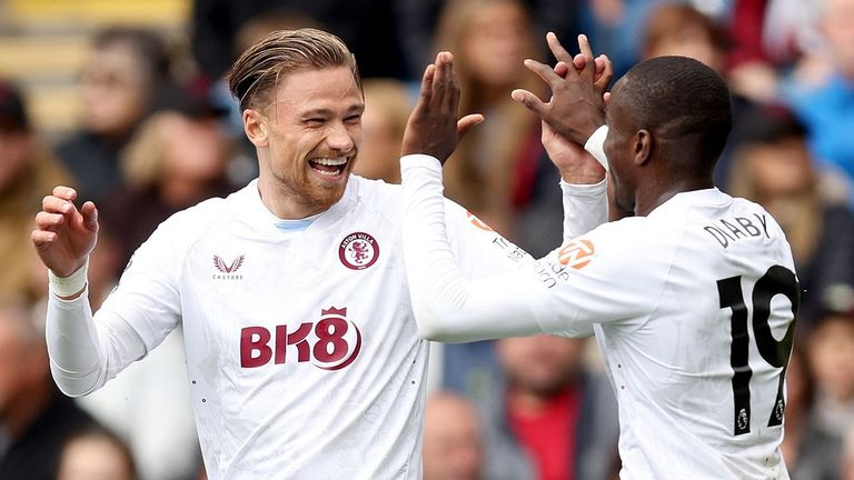 موسى ديابي وماتي كاش نجما أستون فيلا