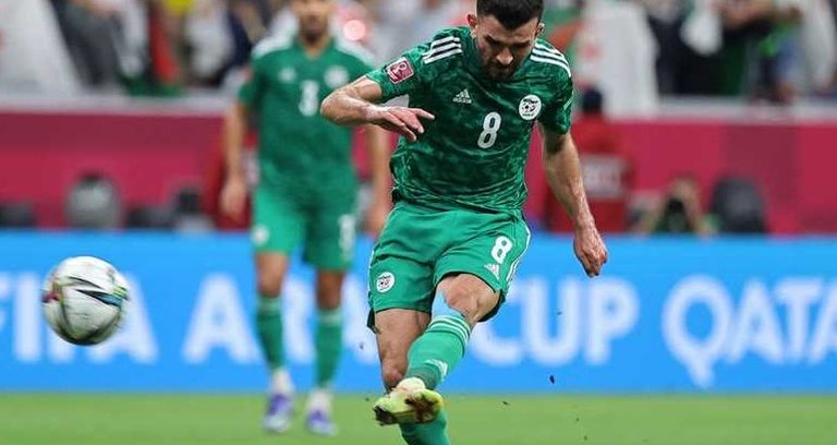 أمير سعيود أمير سعيود بقميص منتخب الجزائر