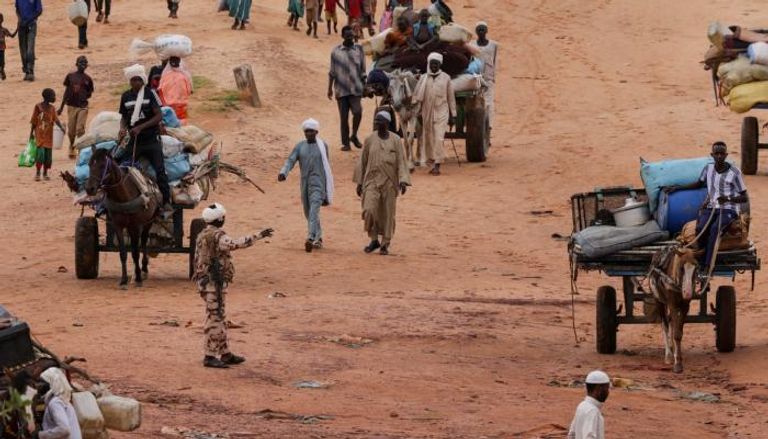 سودانيون فارون من نيران المعارك بدارفور