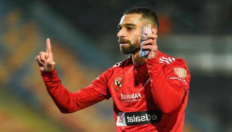 عمرو السولية لاعب وسط الأهلي المصري