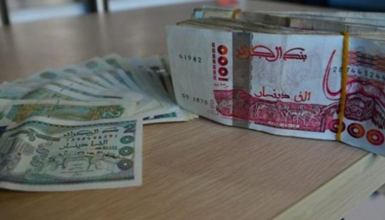 كميات من العملات الجزائرية من فئات 1000 دينار - أرشيفية