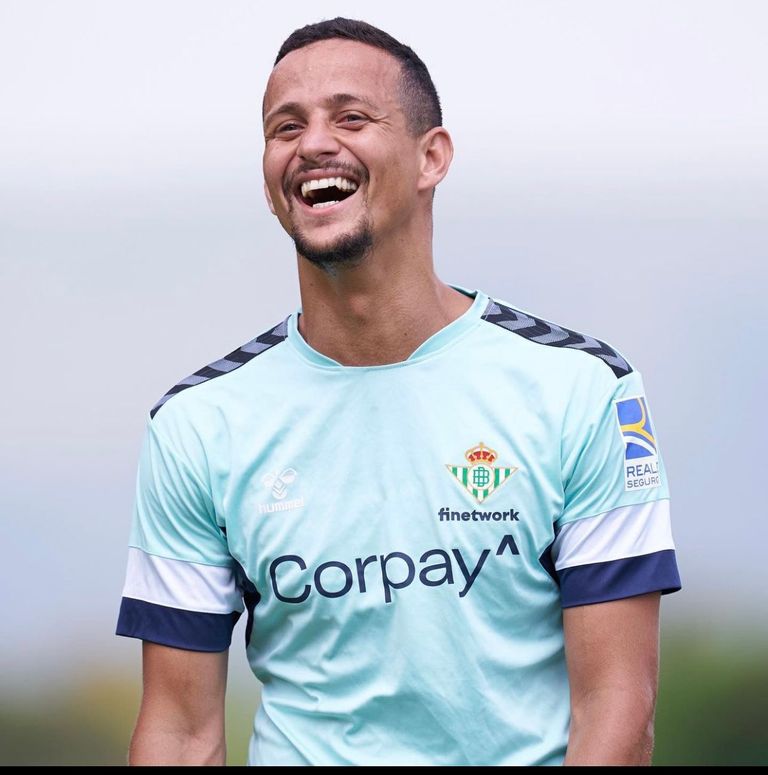 لويز فيليبي لويز فيليبي مدافع ريال بيتيس