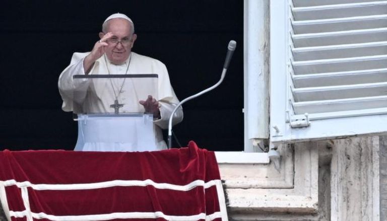 البابا فرنسيس يحيي الحشود من نافذة القصر الرسولي 