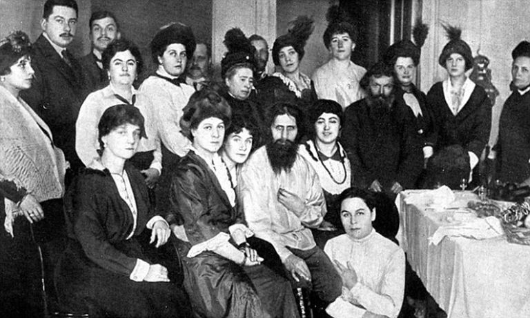 راسبوتين في منتصف الصورة وسط مجموعة من السيدات والرجال