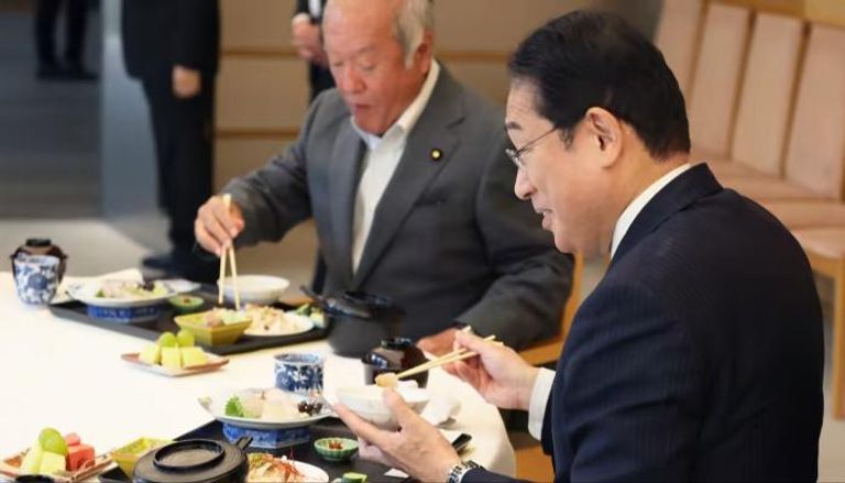 رئيس وزراء اليابان أثناء تناوله وجبة الغداء