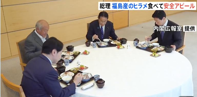 رئيس وزراء اليابان أثناء تناوله وجبة الغداء