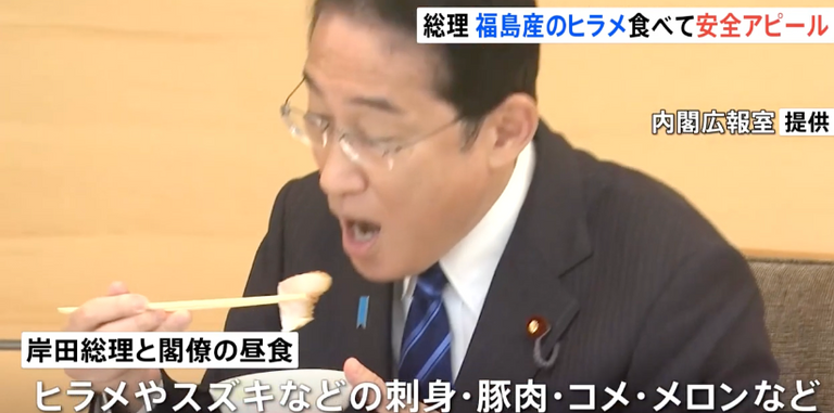 رئيس وزراء اليابان أثناء تناوله وجبة الغداء