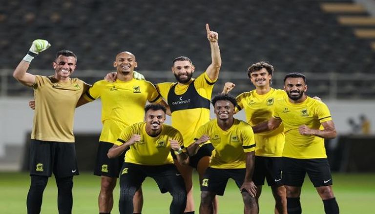 بنزيما وفابينيو مع لاعبي الاتحاد