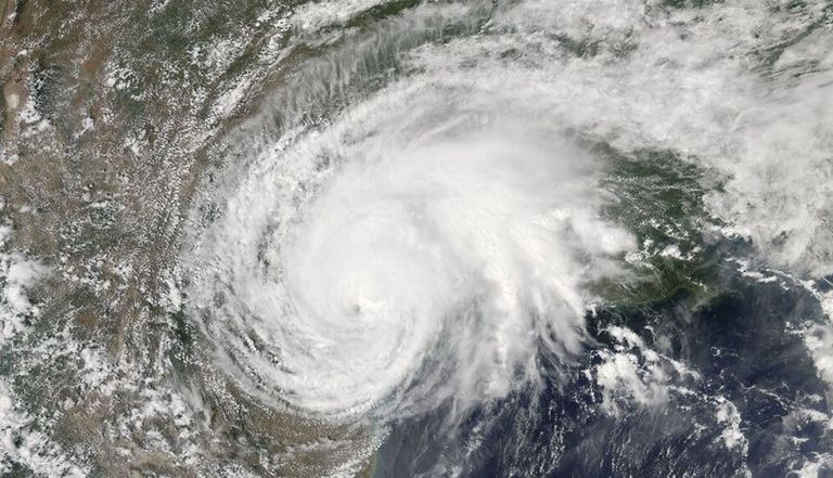 استعدادات لمواجهة الإعصار