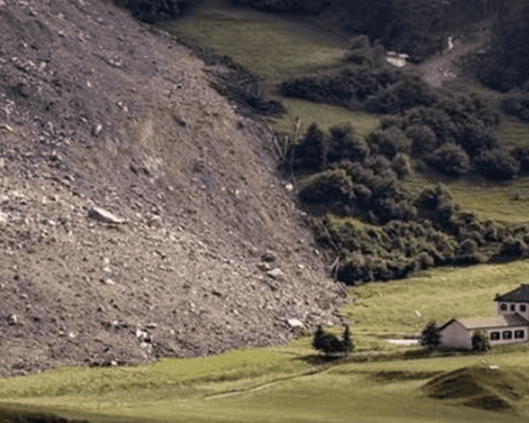 انزلاقات أرضية - أرشيفية