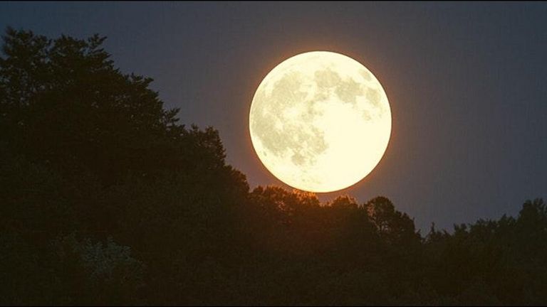 القمر الأزرق العملاق