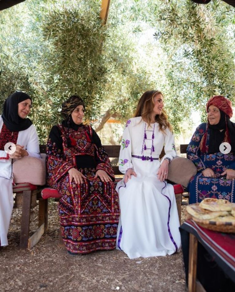 الملكة رانيا في إطلالة حفل زفاف نجلها