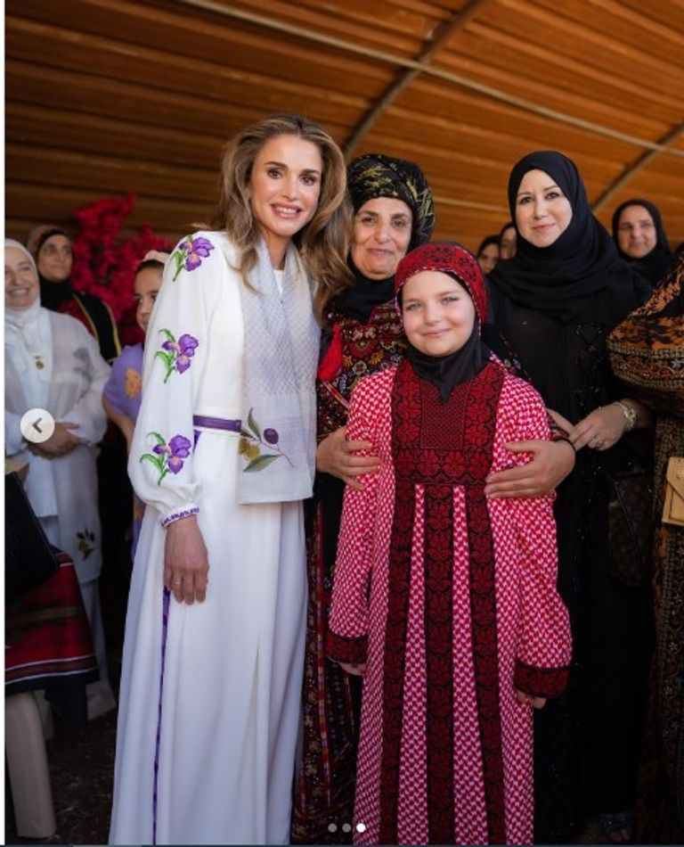 الملكة رانيا في إطلالة حفل زفاف نجلها