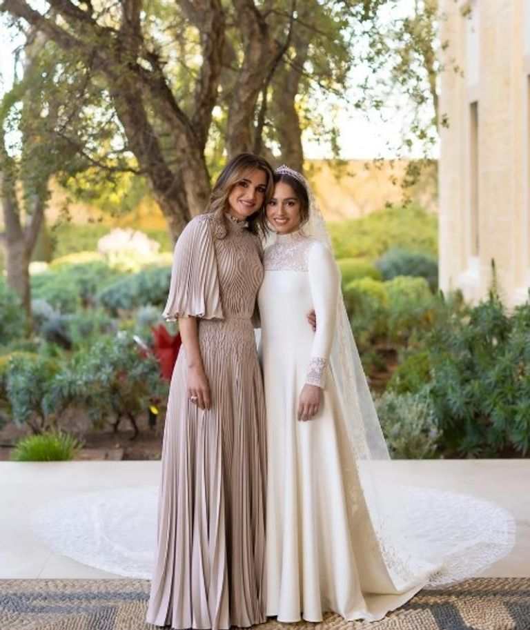 الملكة رانيا في إطلالة حفل زفاف نجلها