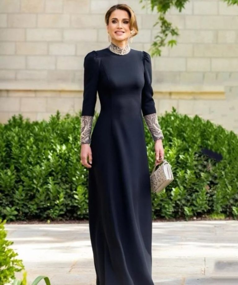 الملكة رانيا في إطلالة حفل زفاف نجلها