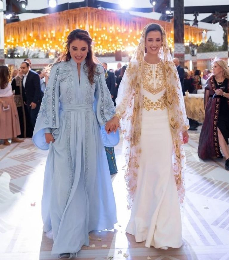 الملكة رانيا في إطلالة حفل زفاف نجلها