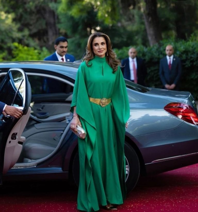 الملكة رانيا في إطلالة حفل زفاف نجلها