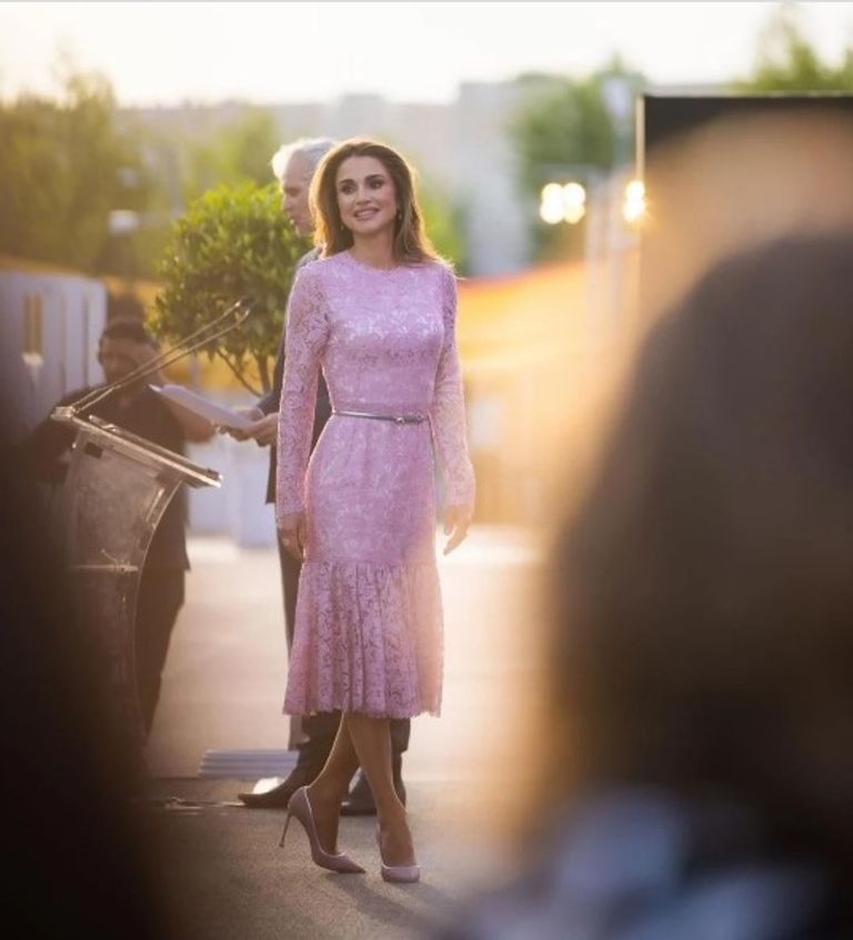 الملكة رانيا في إطلالة حفل زفاف نجلها