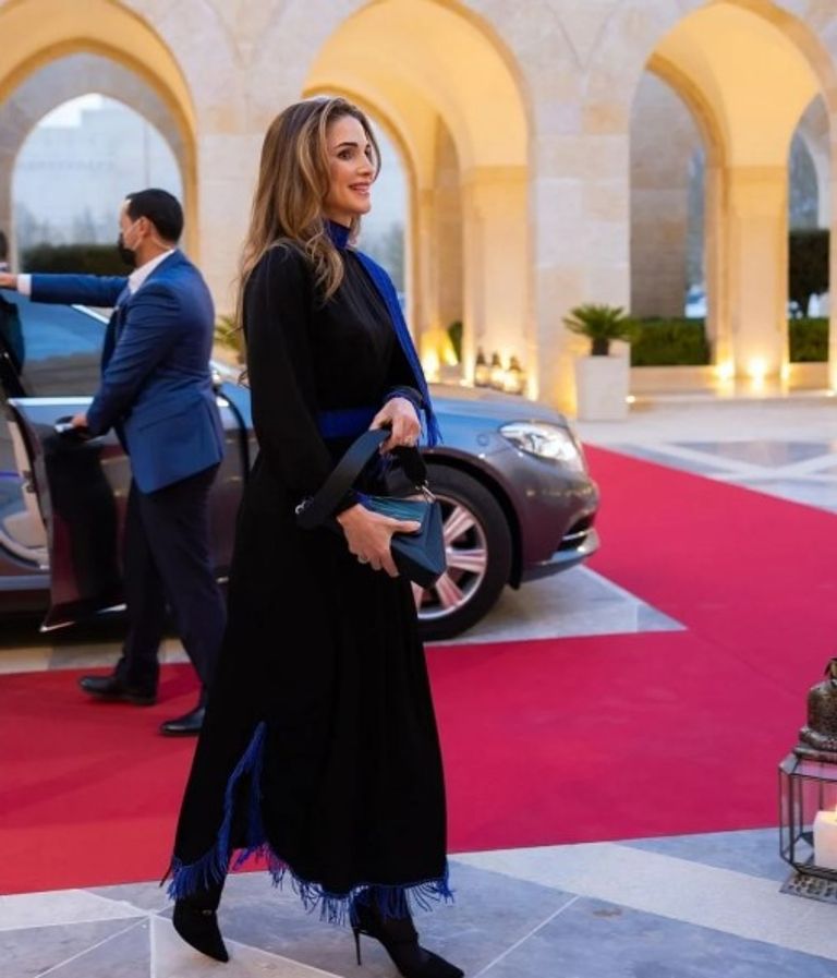 الملكة رانيا في إطلالة حفل زفاف نجلها