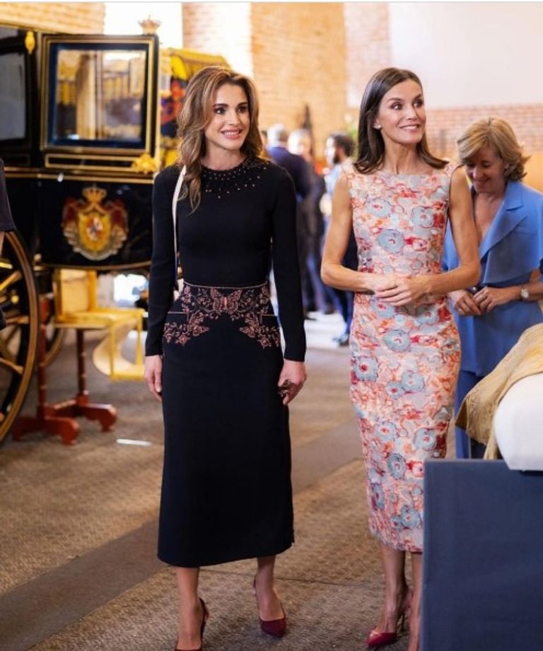 الملكة رانيا في إطلالة حفل زفاف نجلها