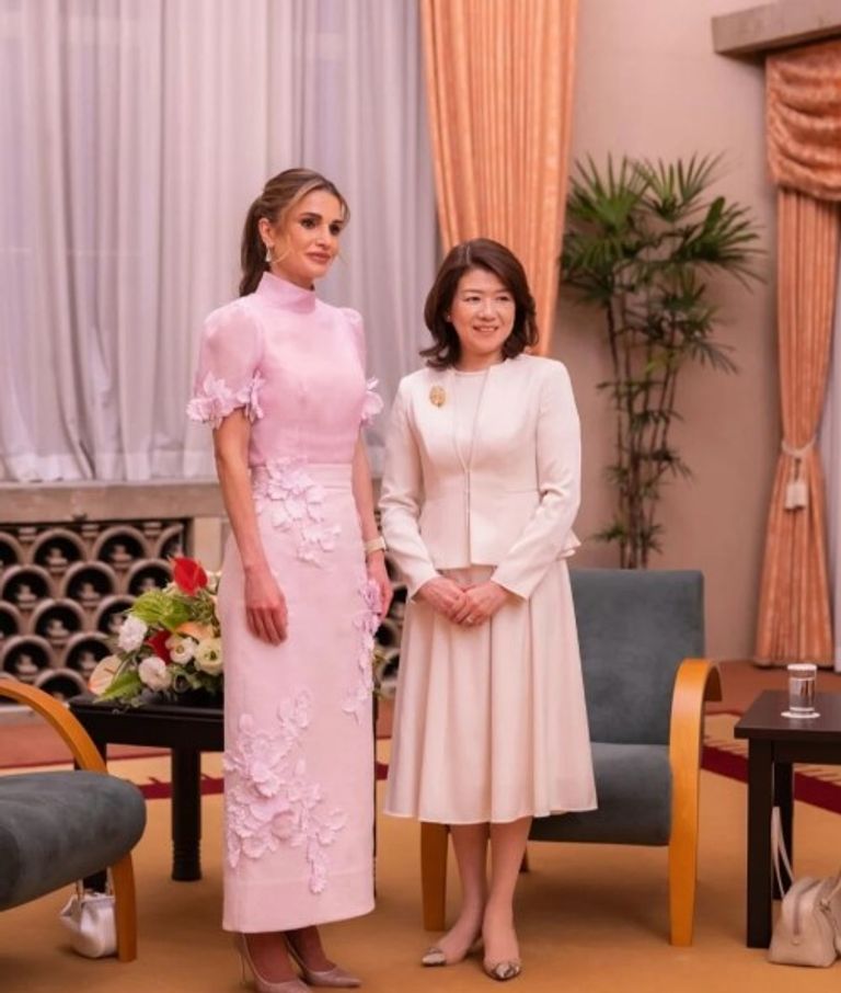 الملكة رانيا في إطلالة حفل زفاف نجلها