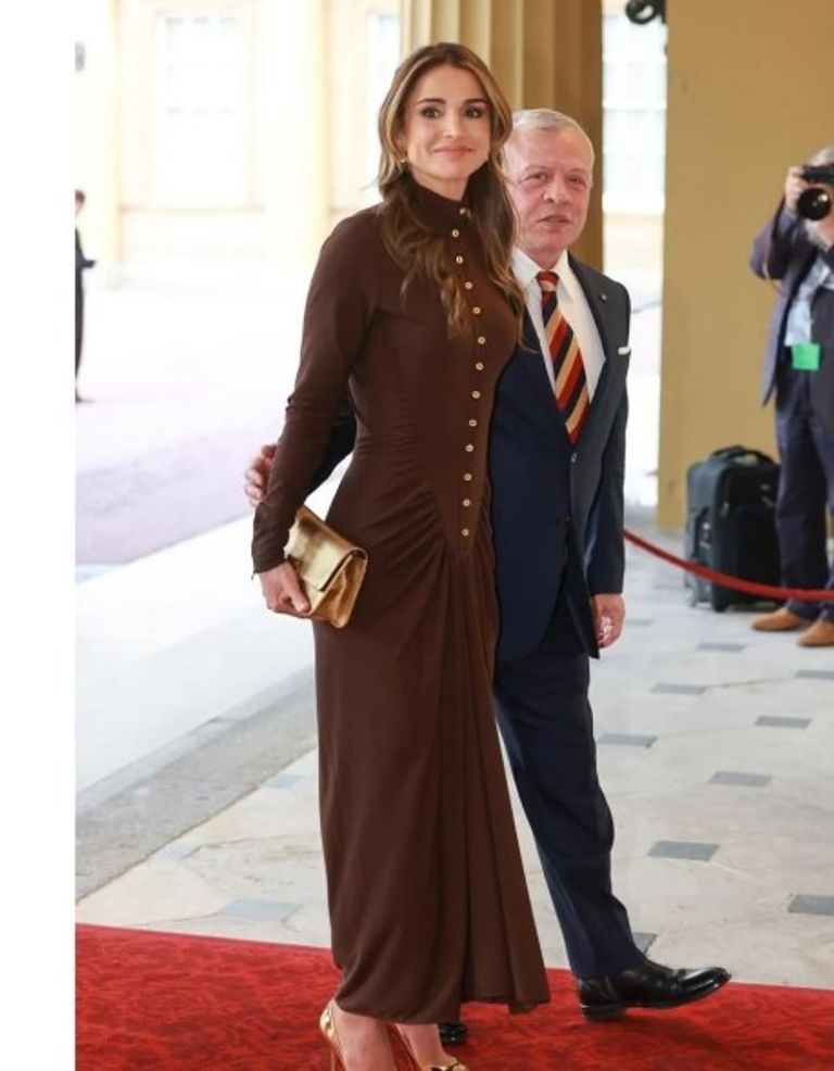 الملكة رانيا في إطلالة حفل زفاف نجلها