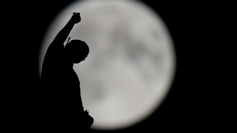 القمر الأزرق العملاق خلف مبنى Royal Liver