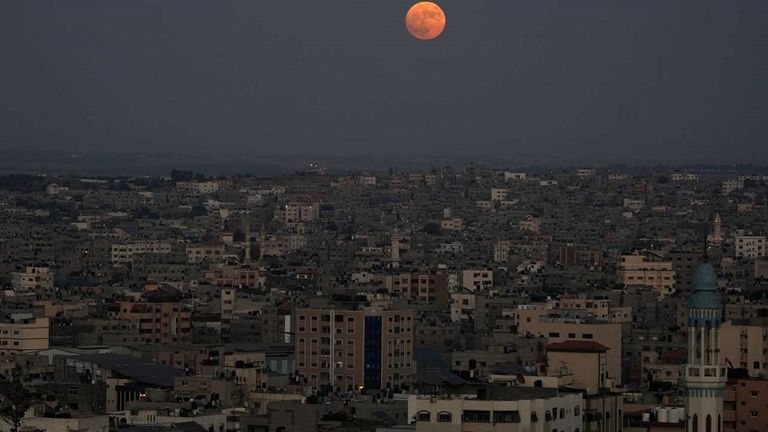 القمر الأزرق العملاق خلف مبنى Royal Liver