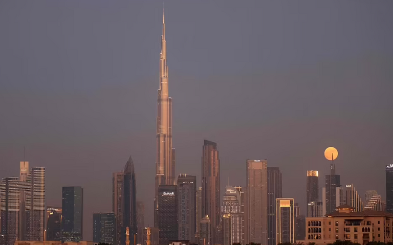 القمر الأزرق العملاق خلف مبنى Royal Liver