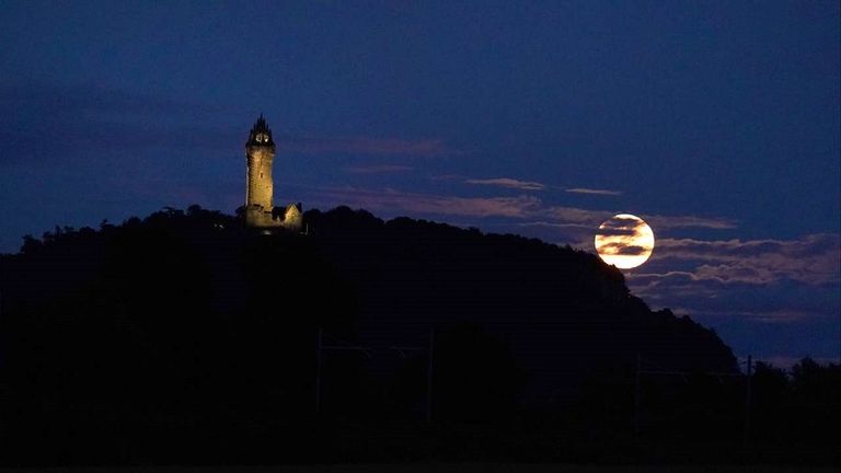 القمر الأزرق العملاق خلف مبنى Royal Liver