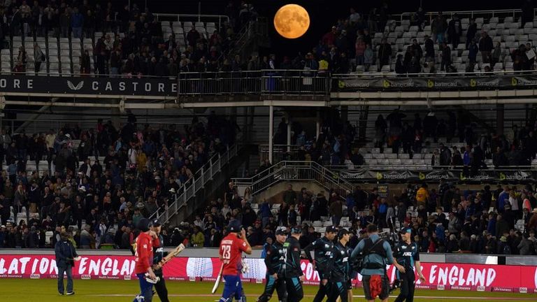 القمر الأزرق العملاق خلف مبنى Royal Liver