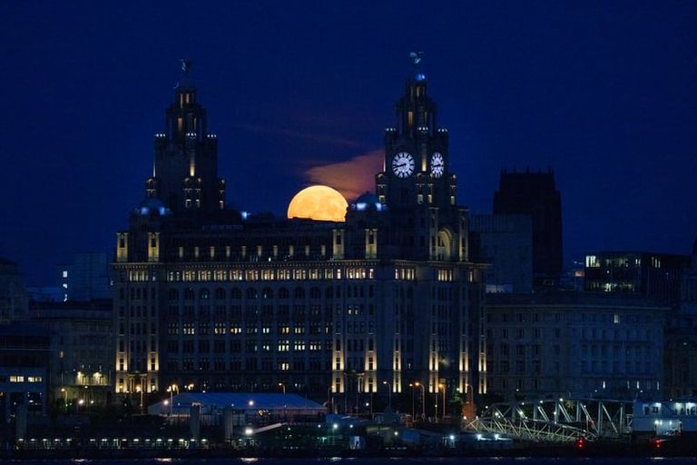 القمر الأزرق العملاق خلف مبنى Royal Liver