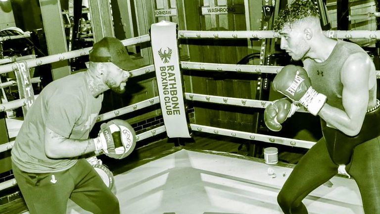 آدم نسيم حميد مع والده