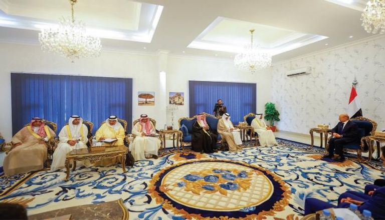 رئيس مجلس القيادة الرئاسي اليمني يستقبل أمين عام مجلس التعاون الخليجي