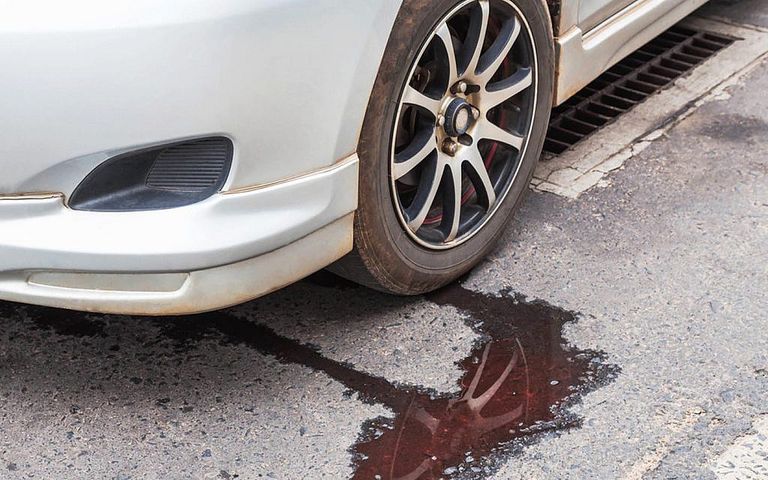 تسرب السوائل أحد أعراض تلف ناقل الحركة في السيارة أسباب وأعراض تلف ناقل الحركة في السيارة