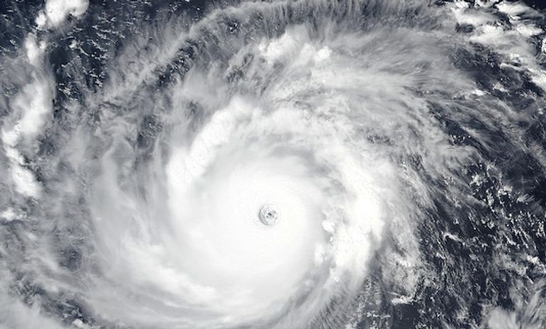 الإعصار "ساولا" يضرب هونغ كونغ ويصل الصين