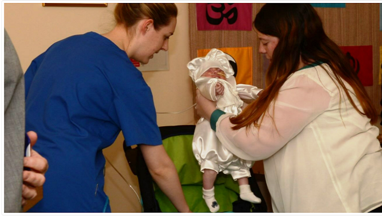 الصورة التي اكتشفتها والدة الطفلة 