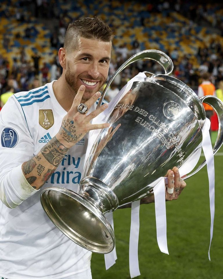 سيرجيو راموس مع كأس دوري أبطال أوروبا سيرجيو راموس بقميص إشبيلية