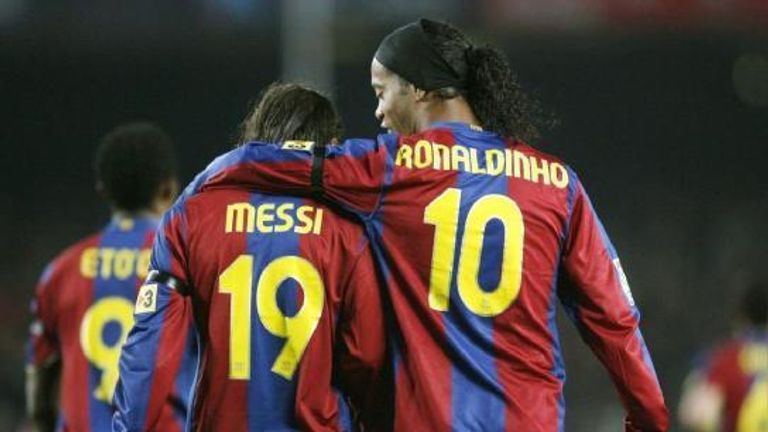 رونالدينيو وميسي ليونيل ميسي أسطورة برشلونة الإسباني